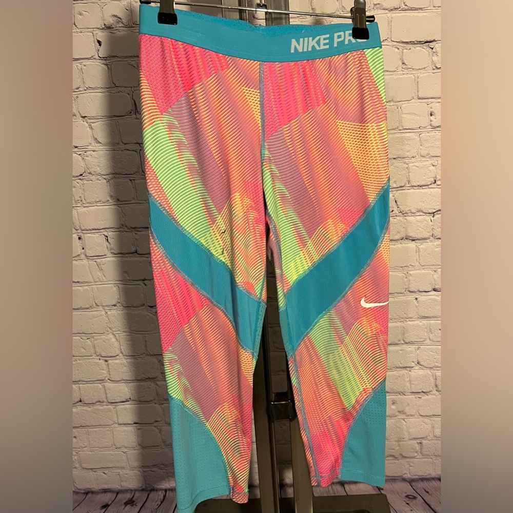 NIKE PRO DRI-FIT HYPERCOOL Capri Leggings. Youth XLarge.
